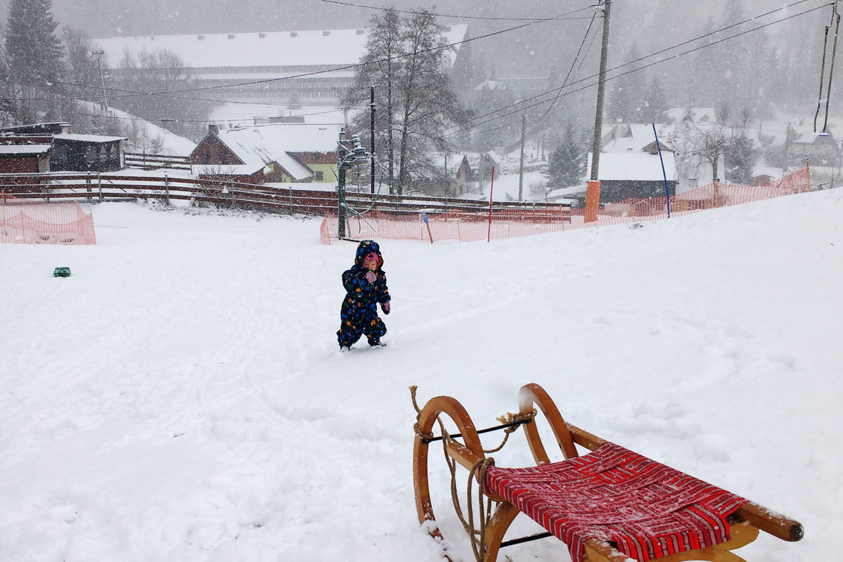 Mit Schlitten und Kind auf die Skipiste