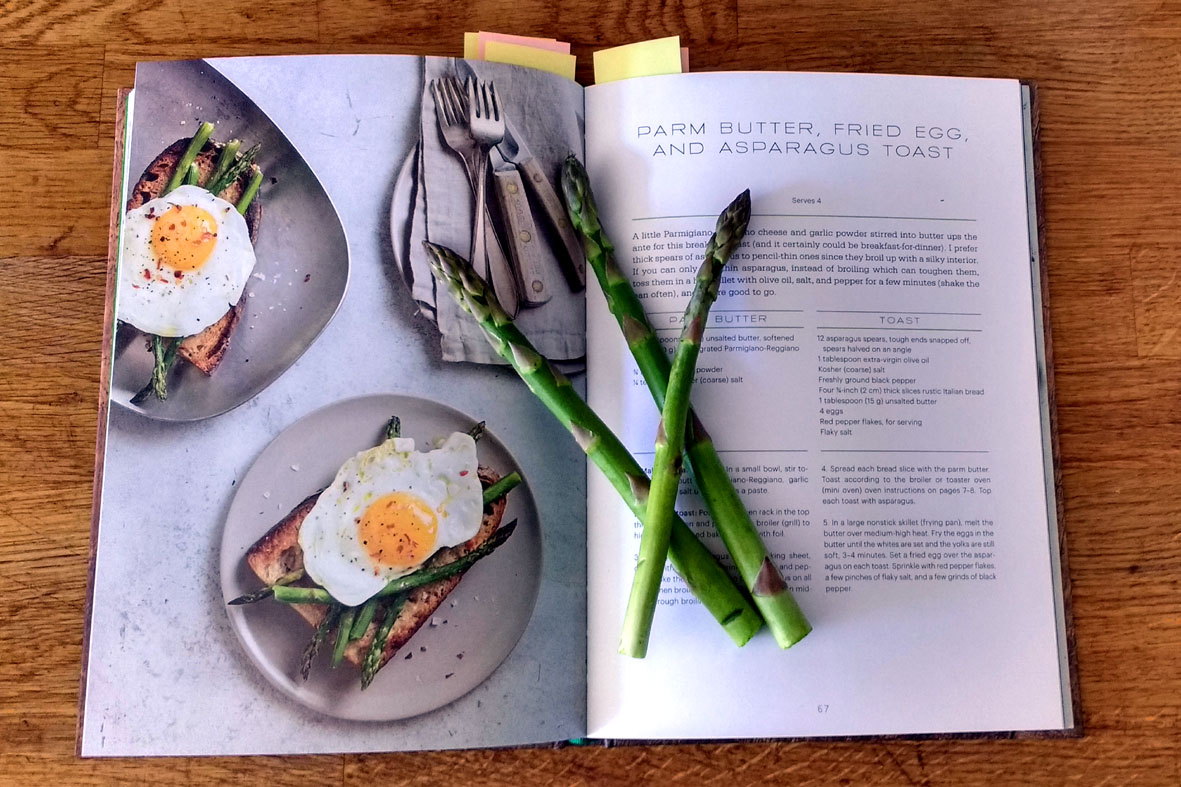 Das Kochbuch "Toast" samt grünem Spargel für eines der Rezepte
