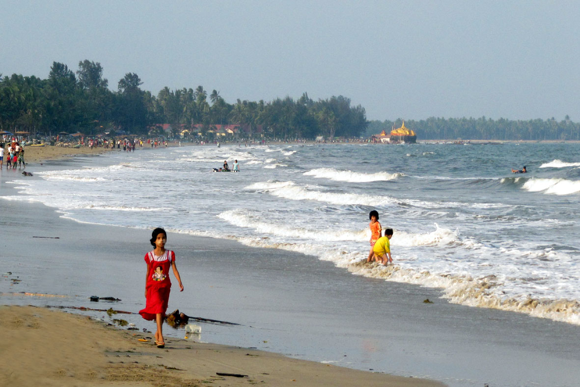 Strandszene mit Pagode am Chaungtha Beach