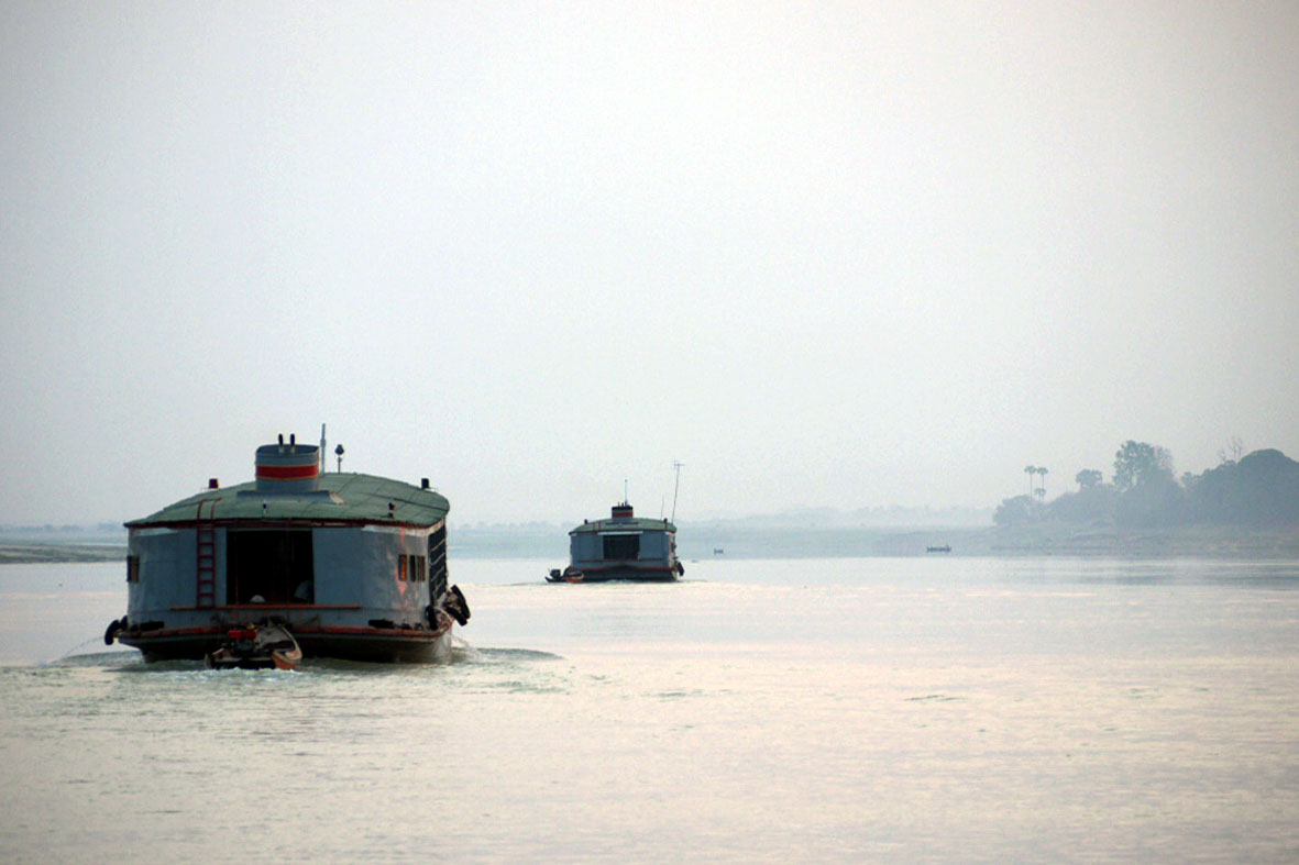 Schiffe auf dem Irrawaddy-Fluss