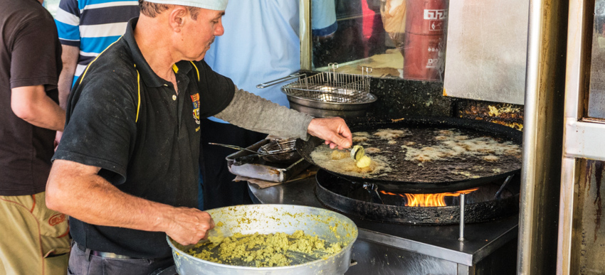 Für Mario typisch Israel: Falafel (c) Schöne Bergtouren - Das Outdoorsportportal