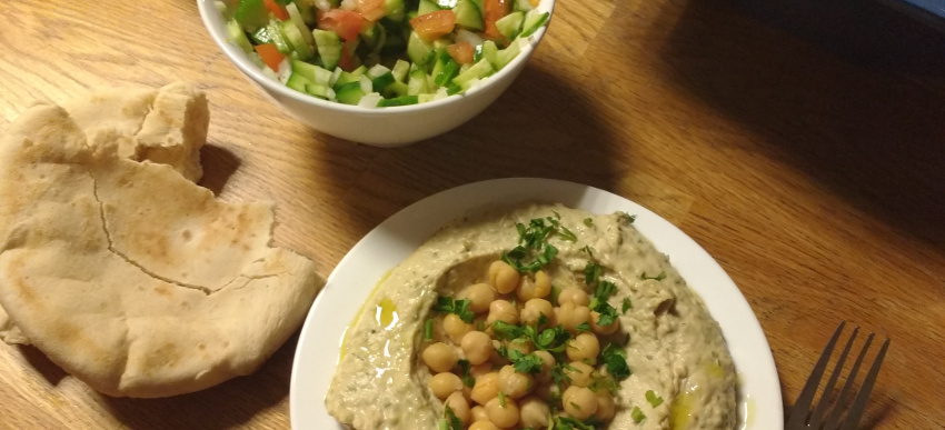 Zum Hummus passt phantastisch ein frischer Gurken-Tomaten-Zwiebel-Salat
