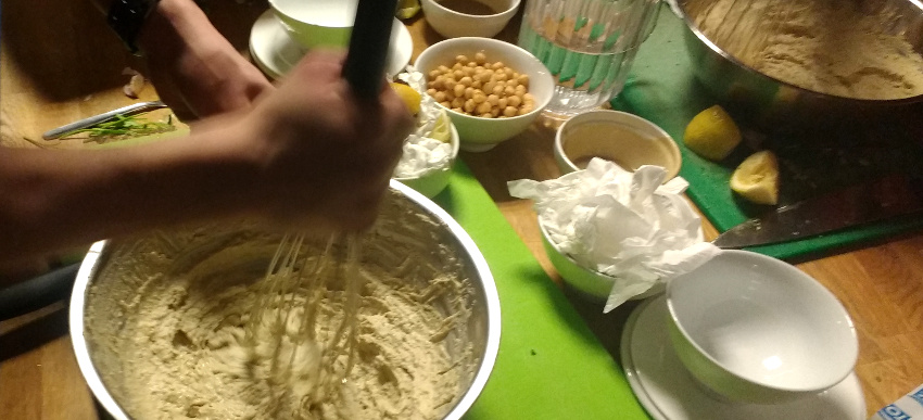 Rühren, rühren, rühren, bis das Hummus seidig-glatt ist