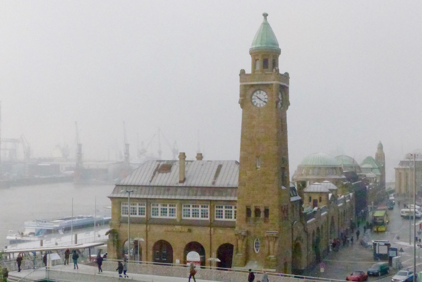 Kennt jeder, der schon mal Hamburg besichtigt hat: die Landungsbrücken