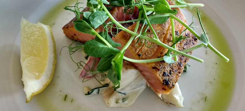 Geräucherter Lachs in der Raststätte Gyllene Uttern nahe Gränna in Schweden
