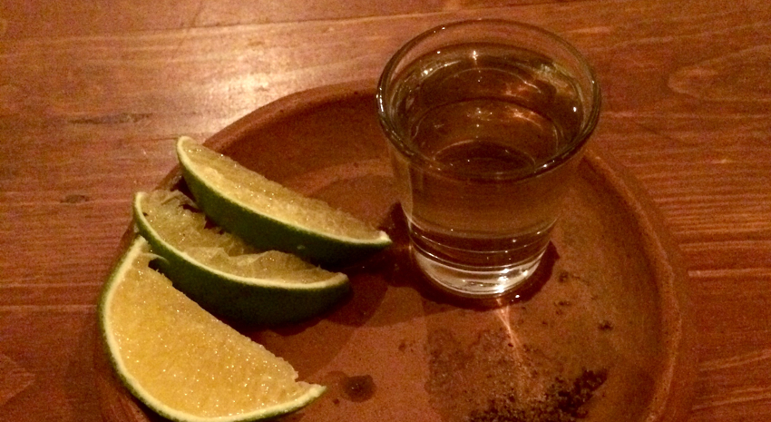 Mezcal mit Wurmsalz und Limette