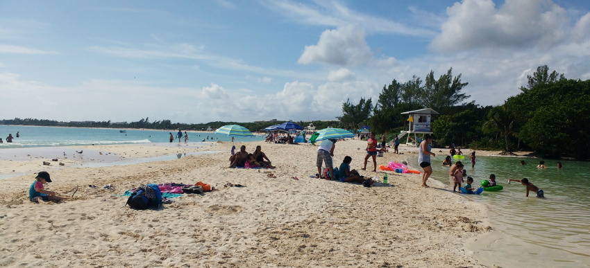 Links das Meer, rechts die Cenote: dieser Strandabschnitt von Playa del Carmen ist auch bei den Einheimischen beliebt