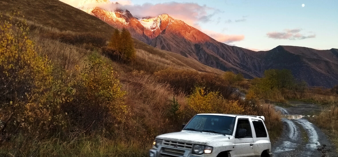 Von der georgischen Weinstraße auf die Offroadpiste: Unsere ungewöhnliche Fahrt von Ambrolauri nach Ushguli (und warum wir euch diese Route empfehlen)