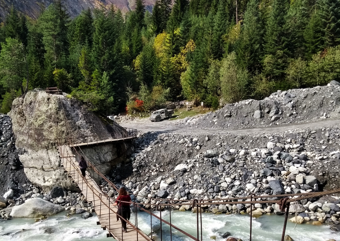 Über diese Brücke müsst ihr gehen.... erst dahinter beginnt der Wanderweg zum Gletscher.