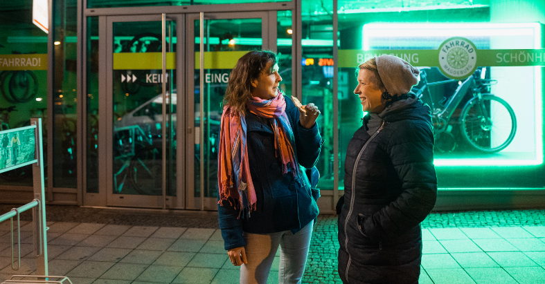 Stehempfang am Bahnhof: die Autorin mit Mit-Organisatorin Tessa Schulz